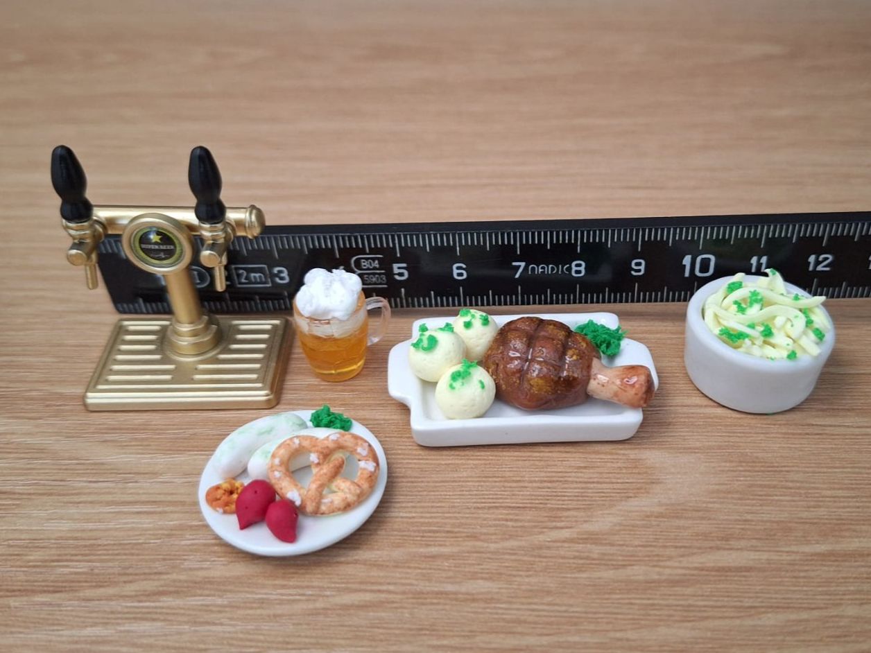Case e mobili per bambole: Handmade Oktoberfest Essen Set, Schweinshaxe, Bier – Nuovo (secondo la descrizione) da Zürich venduto da HandmadeTinyFood 1