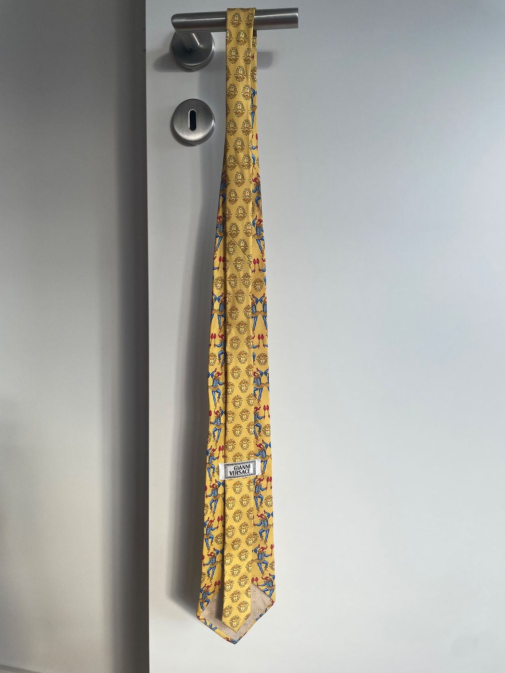 Versace Cravatte: Cravate Versace jaune motif baroque/joker – Usato da Carouge GE venduto da ynj_8ndx 1