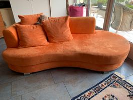Sofa geschwungen mit Kissen, orange **SCHÄPPCHEN**