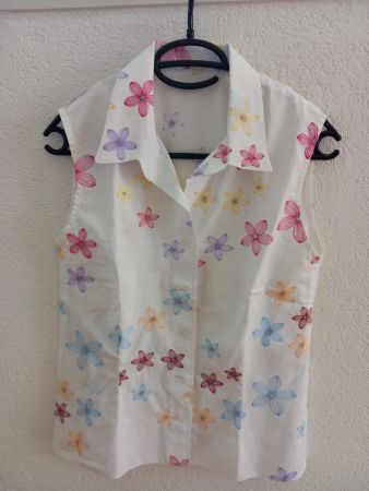Bluse, ärmellos, Sommerblumen, Gr. S – Ideal für den Sommer!