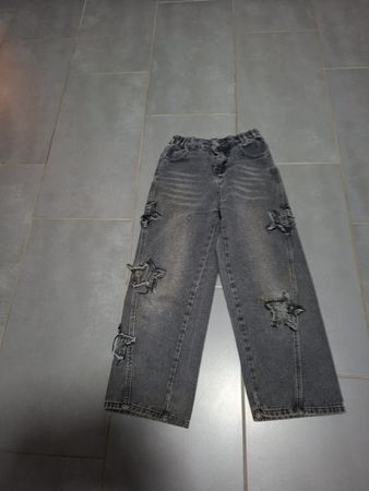 Jeans grau mit Sternen Applikationen guter Zustand gr. 140