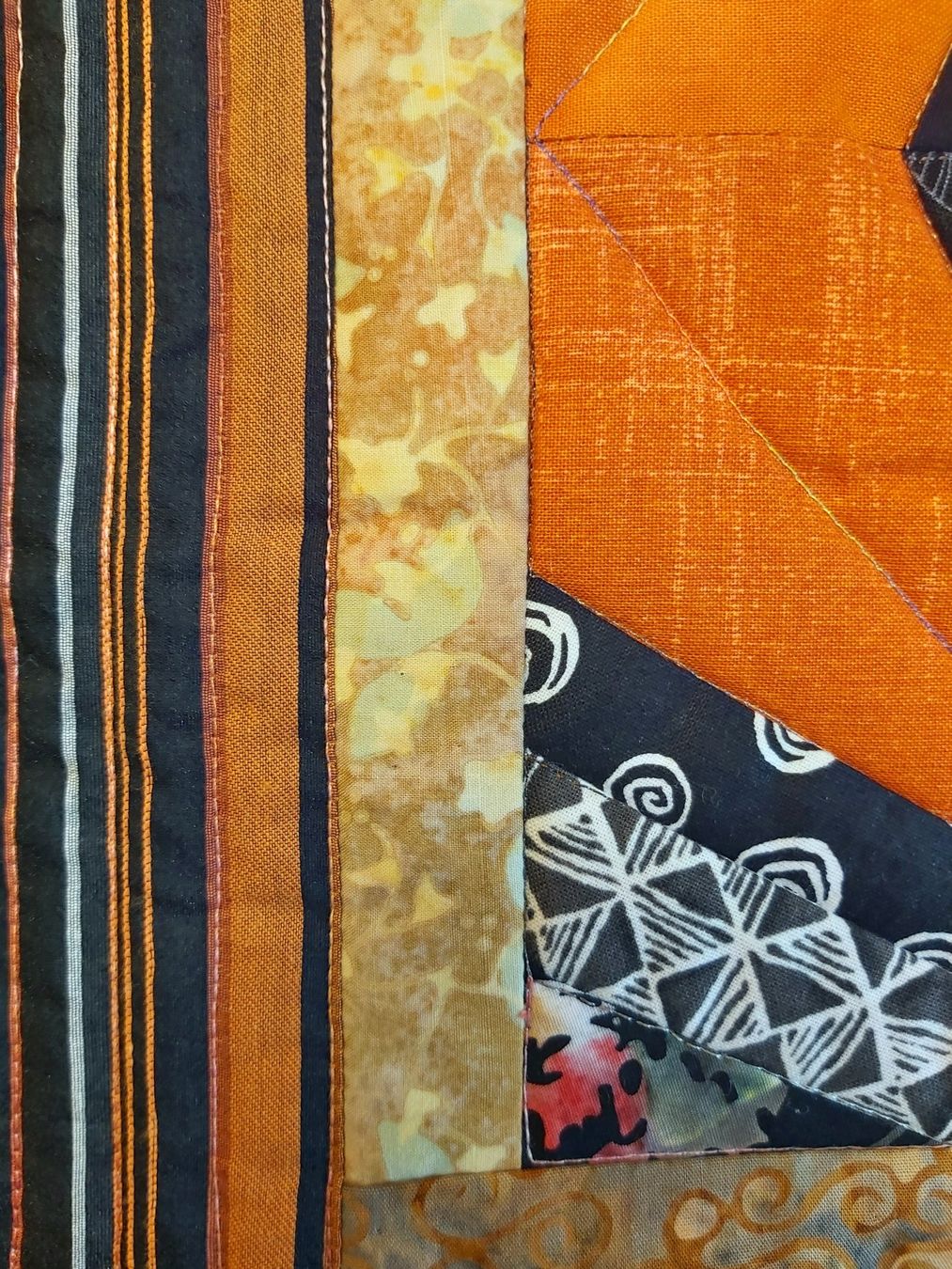 Tutte le decorazioni: Patchwork Quilt "Feuertanz" Unikat 114 x 67 cm – Nuovo (secondo la descrizione) da Wetzikon ZH venduto da Meltingpot29 1
