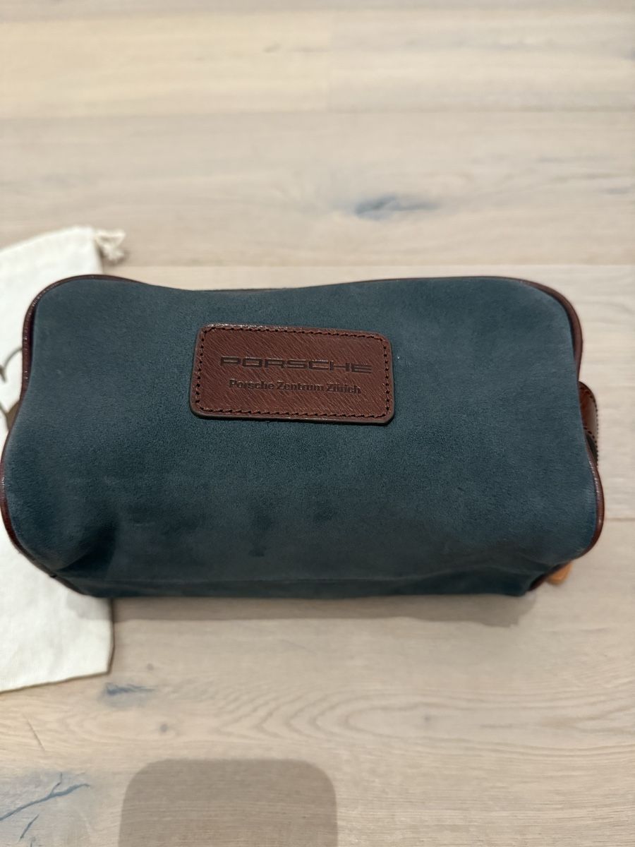 Porsche Kosmetikkoffer: Porsche Necessaire, Wildleder, grau, Neu! – Neu und originalverpackt aus Brüttisellen von Molemo 1