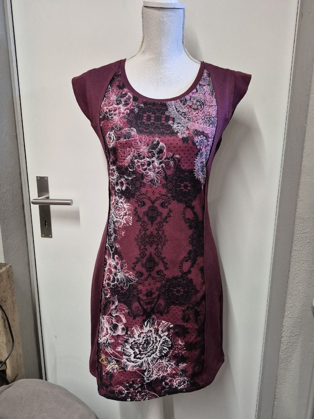 Desigual Vestiti: Desigual Jersey Kleid mit Muster Gr.M, bordeaux – Usato da Merligen venduto da muss_haben