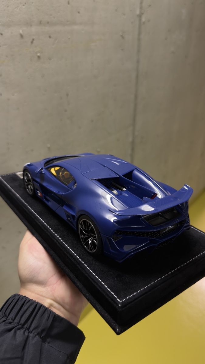 Bugatti Modellini d'auto: Henson&Heaven Bugatti Divo 1:18 blau carbon – Nuovo (secondo la descrizione) da Möhlin venduto da MRCLCollection 4