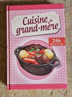 Lot de 11 livres de cuisine et accessoires, état bon ou neuf