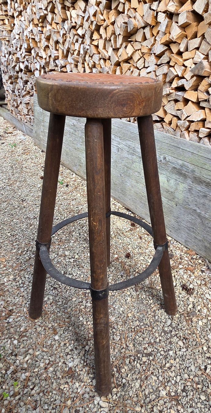 Sgabelli: Barhocker Holz rund mit Metallnieten – Usato da Regensdorf venduto da Beeker