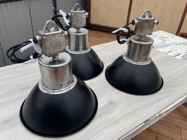 Drei originál komplett restaurierte Industrielampen