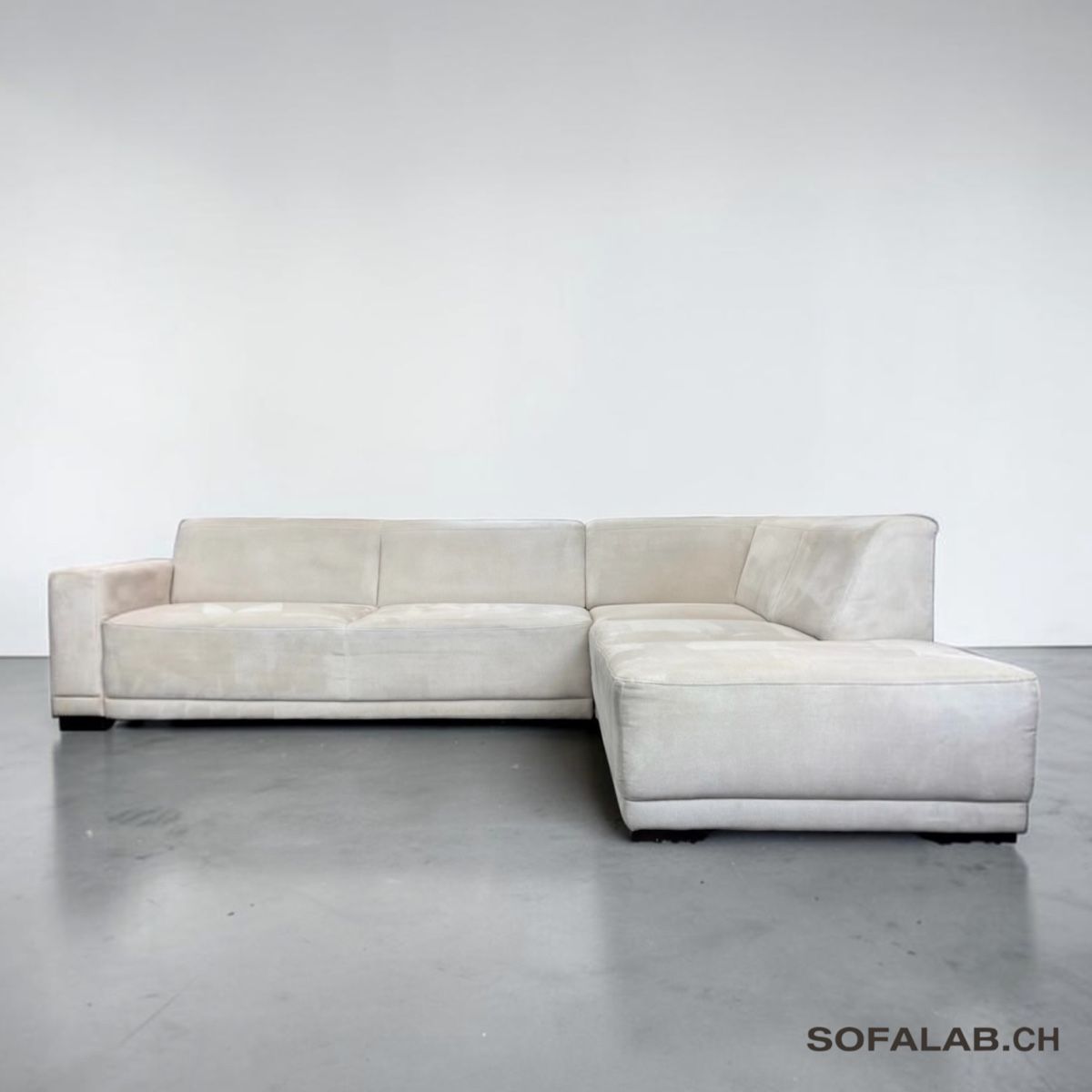 Divani: Ecksofa Creme-Silber aus Alcantara – Usato da Bachenbülach venduto da Sofalab.swiss