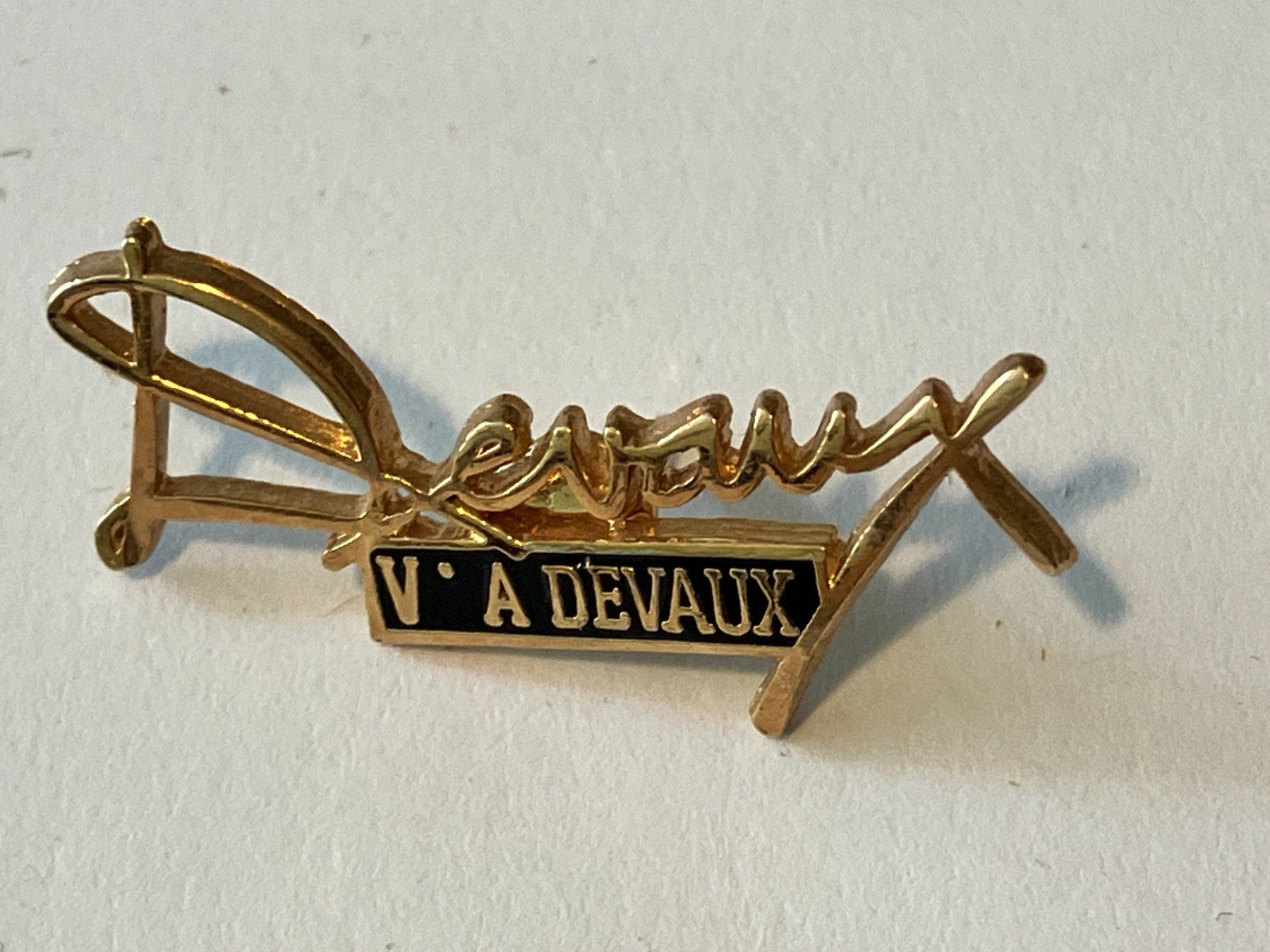 Plaketten & Abzeichen: 1 Pin Devaux – Gebraucht aus Basel von djwwpp