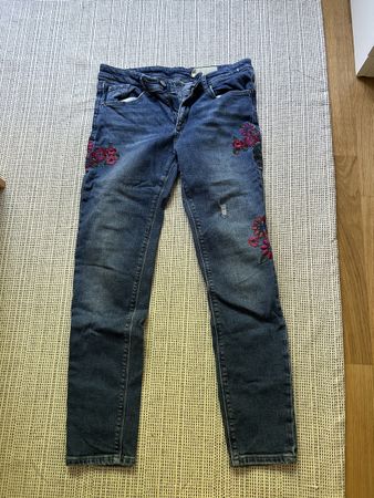 Jeans mit Blumenstickerei, weite 26, Top Zustand!