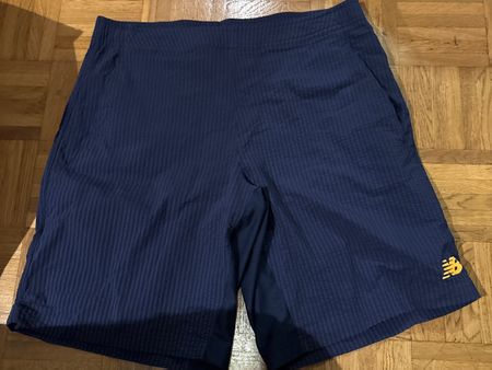 Short New Balance garcon Taille S, idéal pour l'été!