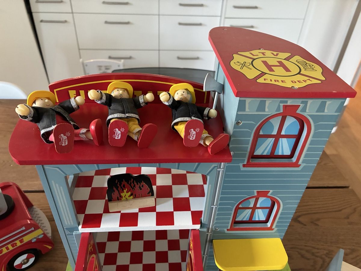 Spielhäuser: Feuerwehrstation mit Feuerwehrauto  – Gebraucht aus Saland von Francyherrera 2