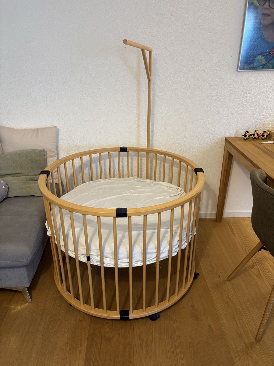 Lauf- & Sicherungsgitter: Rundes Kinderbett oder Laufgitter aus Holz – Gebraucht aus Bonstetten von mat_f6q6 2