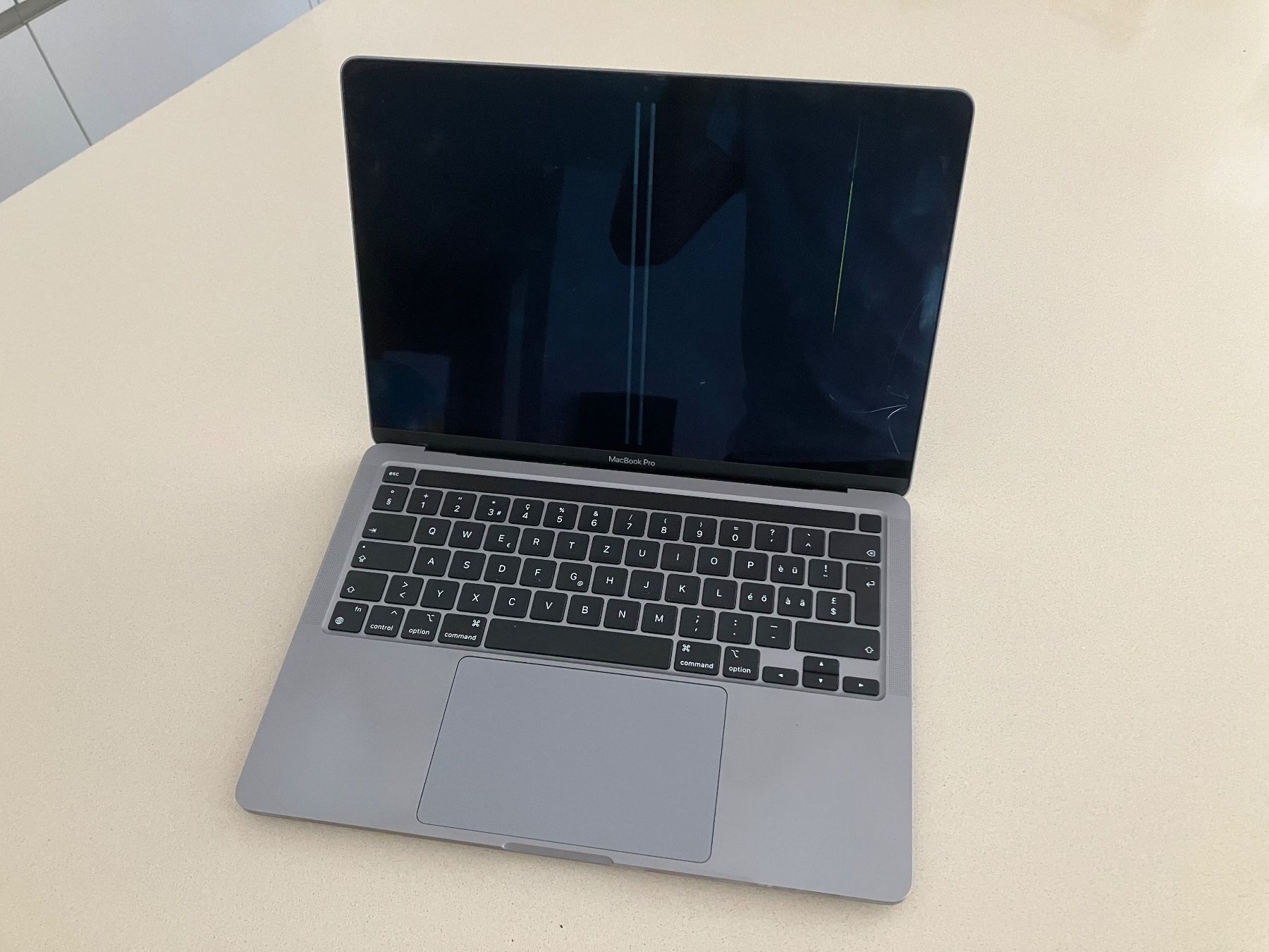 Apple Notebook: MacBook Pro 13" (M1) mit kaputtem Bildschirm – Difettoso da Bülach venduto da a.ley