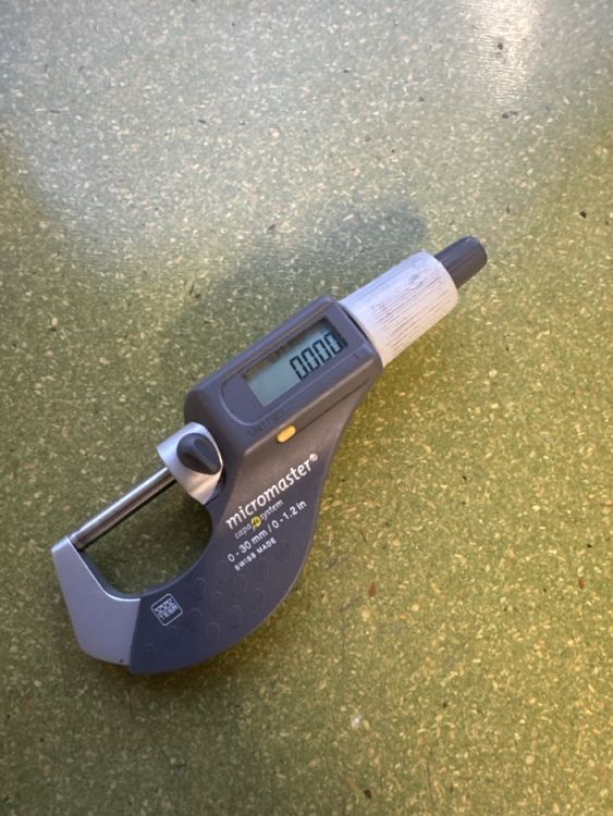 Produktbild von TESA MICROMASTER Bügelmessschraube 0-30 Mm – Digitale Anzeige, IP54, 0,001 Mm Ablesung, Zylindrisch ⌀6,5