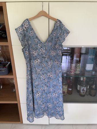 Sommerliches Kleid von C&A, Gr. 38, blau geblümt