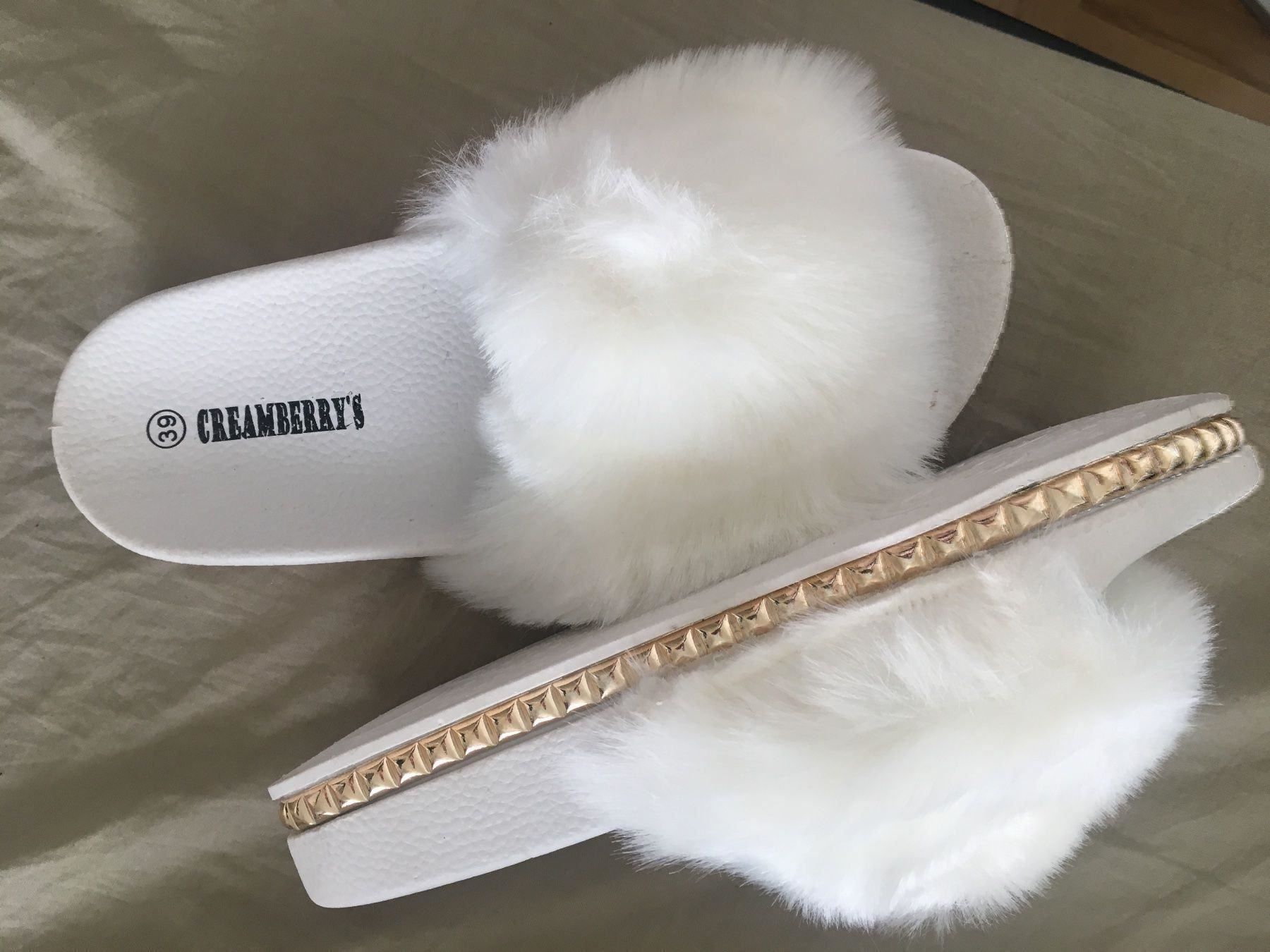 Scarpe da donna: Pantoufles blanche fourrure bordure dore – Nuovo e nell'imballaggio originale da Petit-Lancy venduto da mina222 1