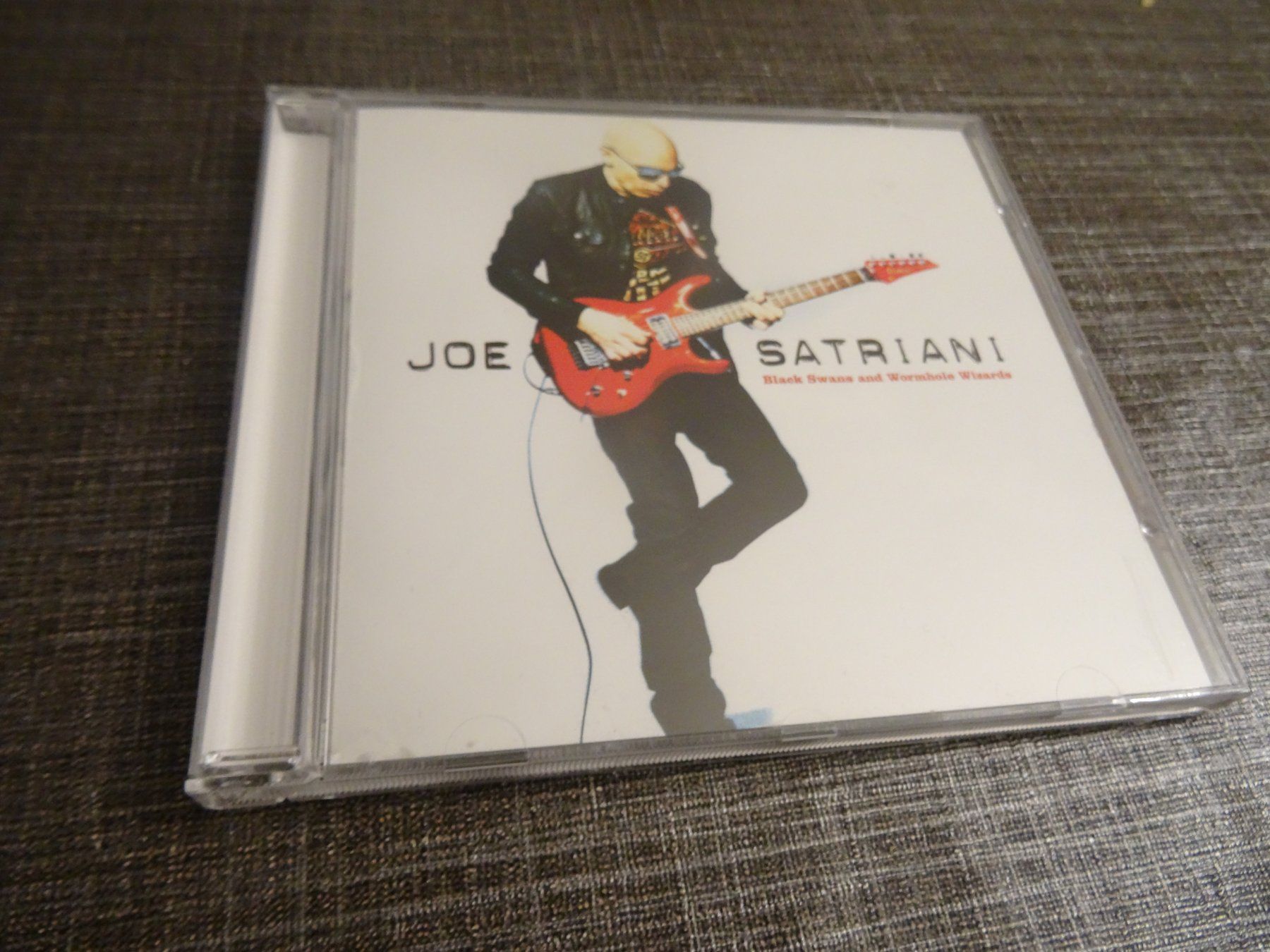 CD: Joe Satriani - Black Swans and Wormhole Wizards CD – Usato da Olten venduto da Disc-Ausverkauf