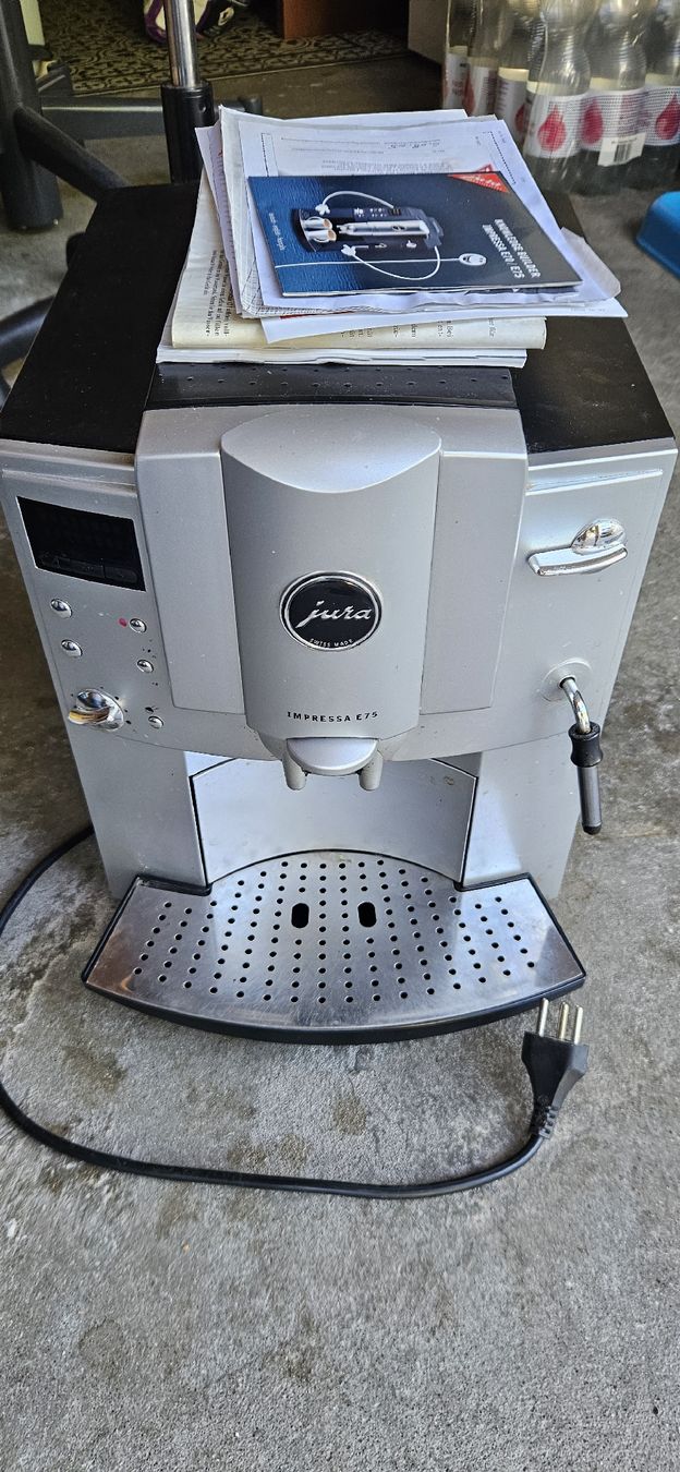Jura Kaffeemaschinen & Espressomaschinen: Jura Impressa E75 mit DEFEKT – Defekt aus Belp von Ginus85