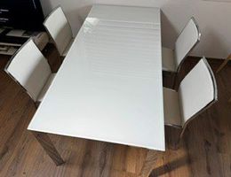 Esstisch in Chrom mit Milchglasplatte, Gratisstühle