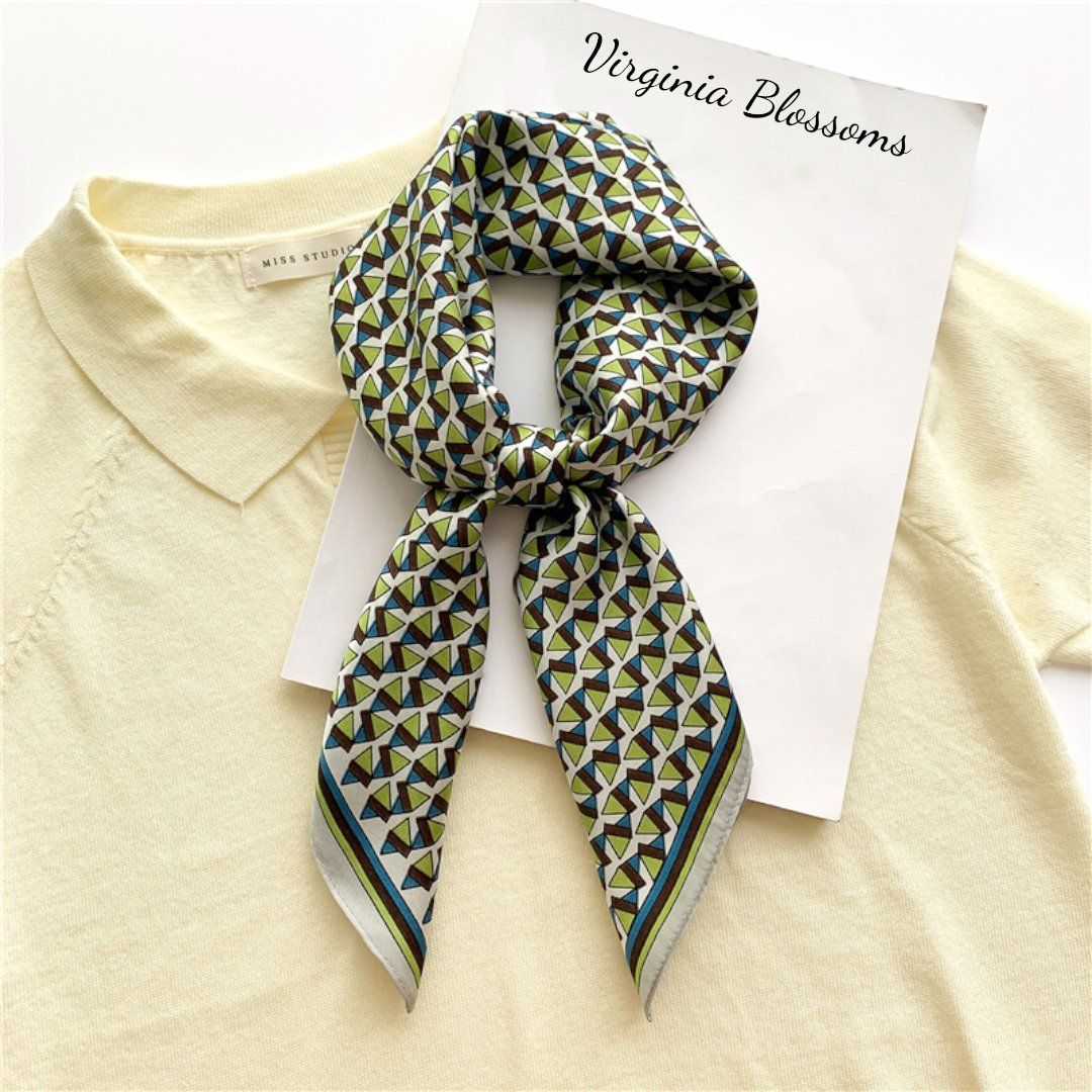 Foulard & Sciarpe: New 68cm 100% Silk Scarf, Green Mini Triangles Neckscarf – Nuovo e nell'imballaggio originale da Baar venduto da virginiablossoms