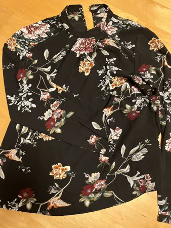 Bluse, Gr. 38, schwarz geblümt
