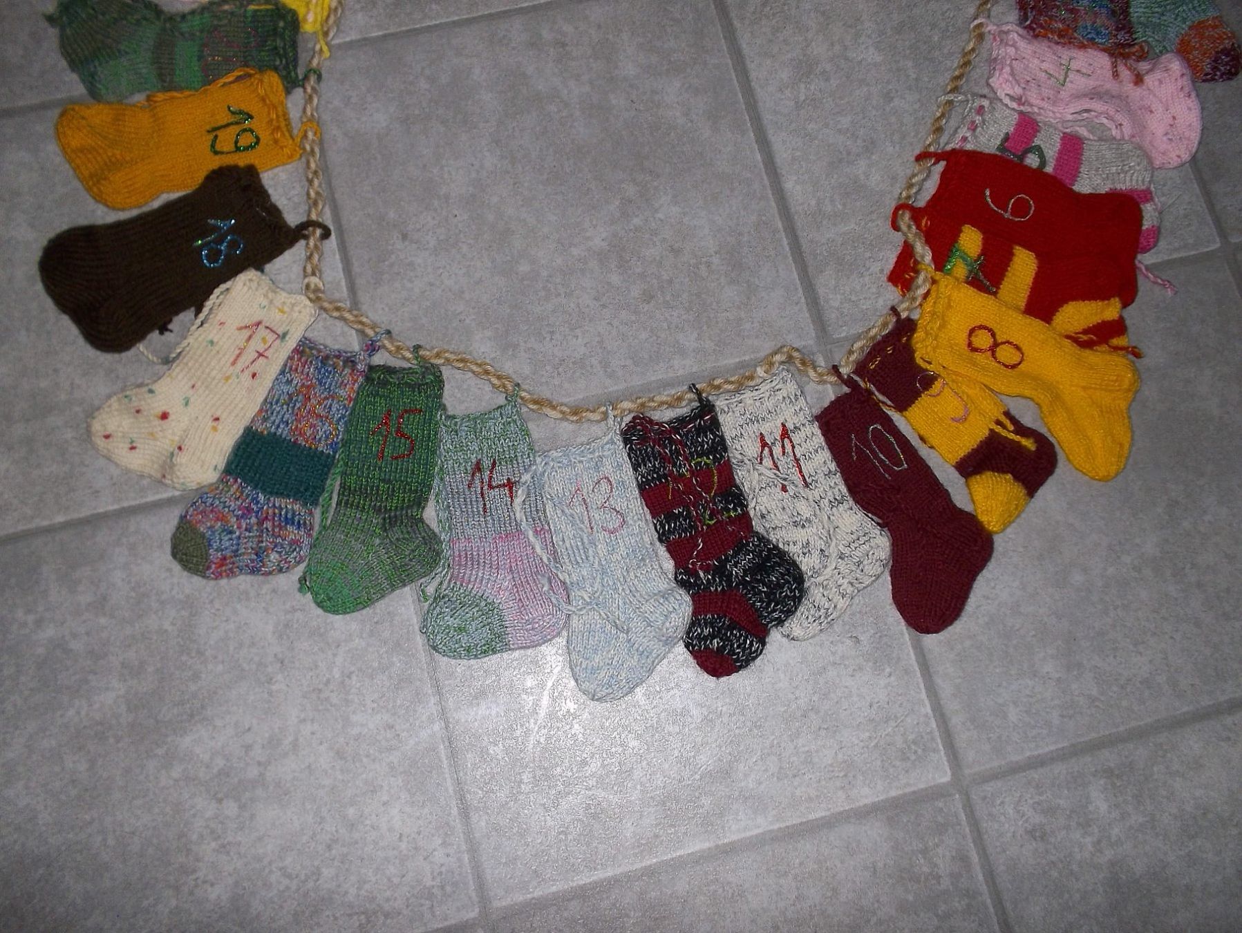 Calendari: schöner selbstgestrickter Adventskalender – Nuovo (secondo la descrizione) da Kaltbrunn venduto da Cindy99 2