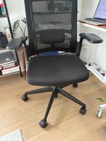 Bürostuhl schwarz gebraucht mit Riss an Armlehne