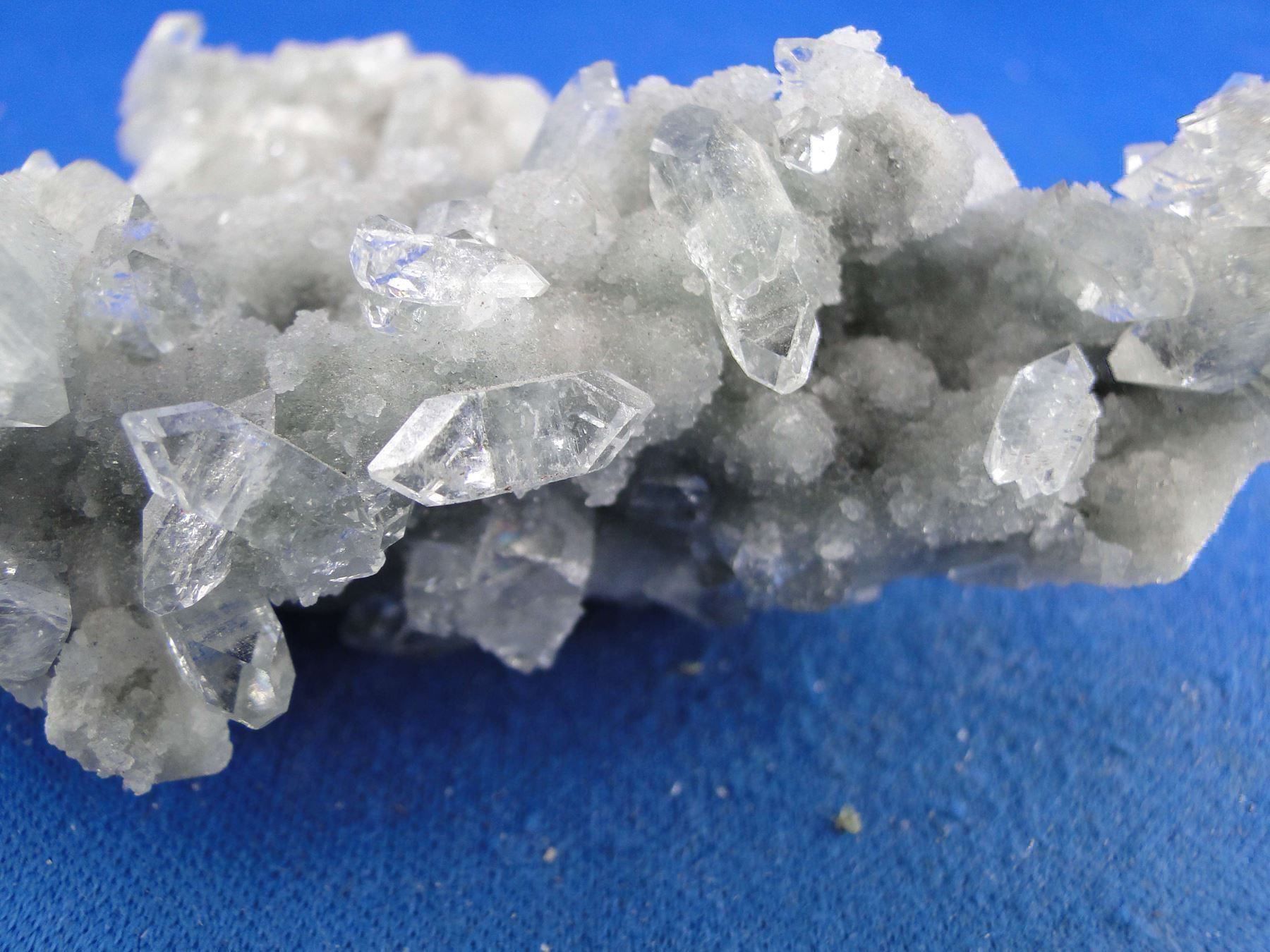 Mineralien & Heilsteine: Apophylit auf Quarz var Chalcedony – Gebraucht aus Schinznach Bad von Demerald 8