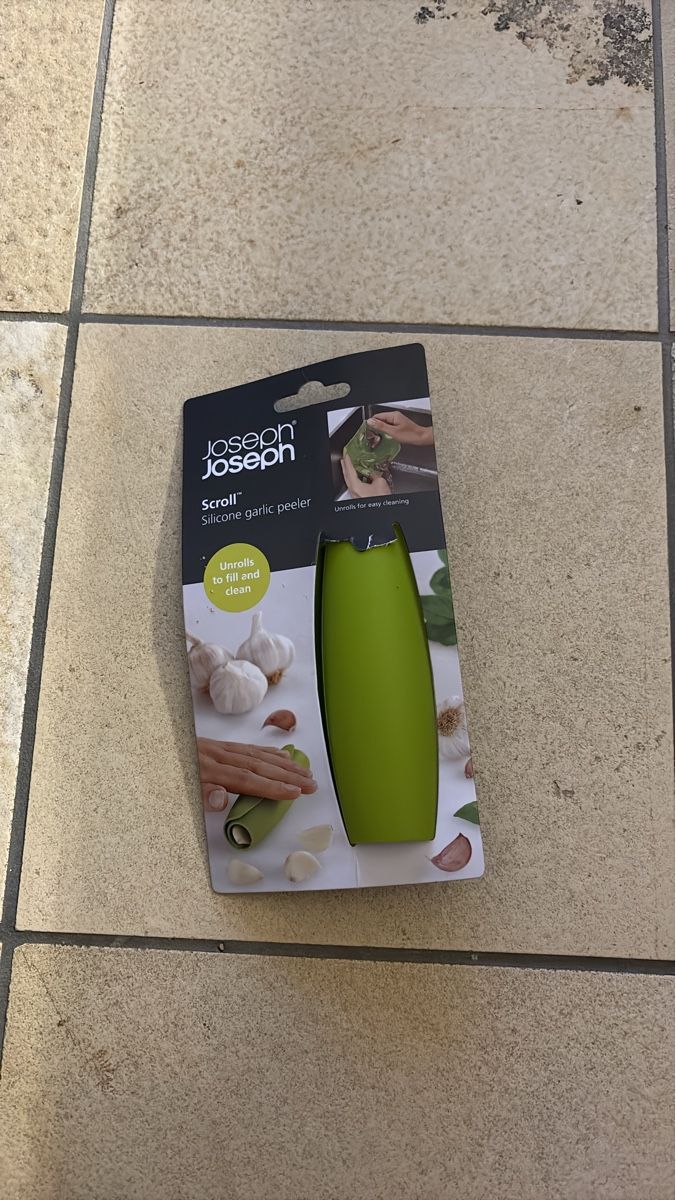 Joseph Joseph Elettrodomestici da cucina: Joseph Joseph Scroll Knoblauchschäler neu – Nuovo (secondo la descrizione) da Holderbank AG venduto da cargobulle