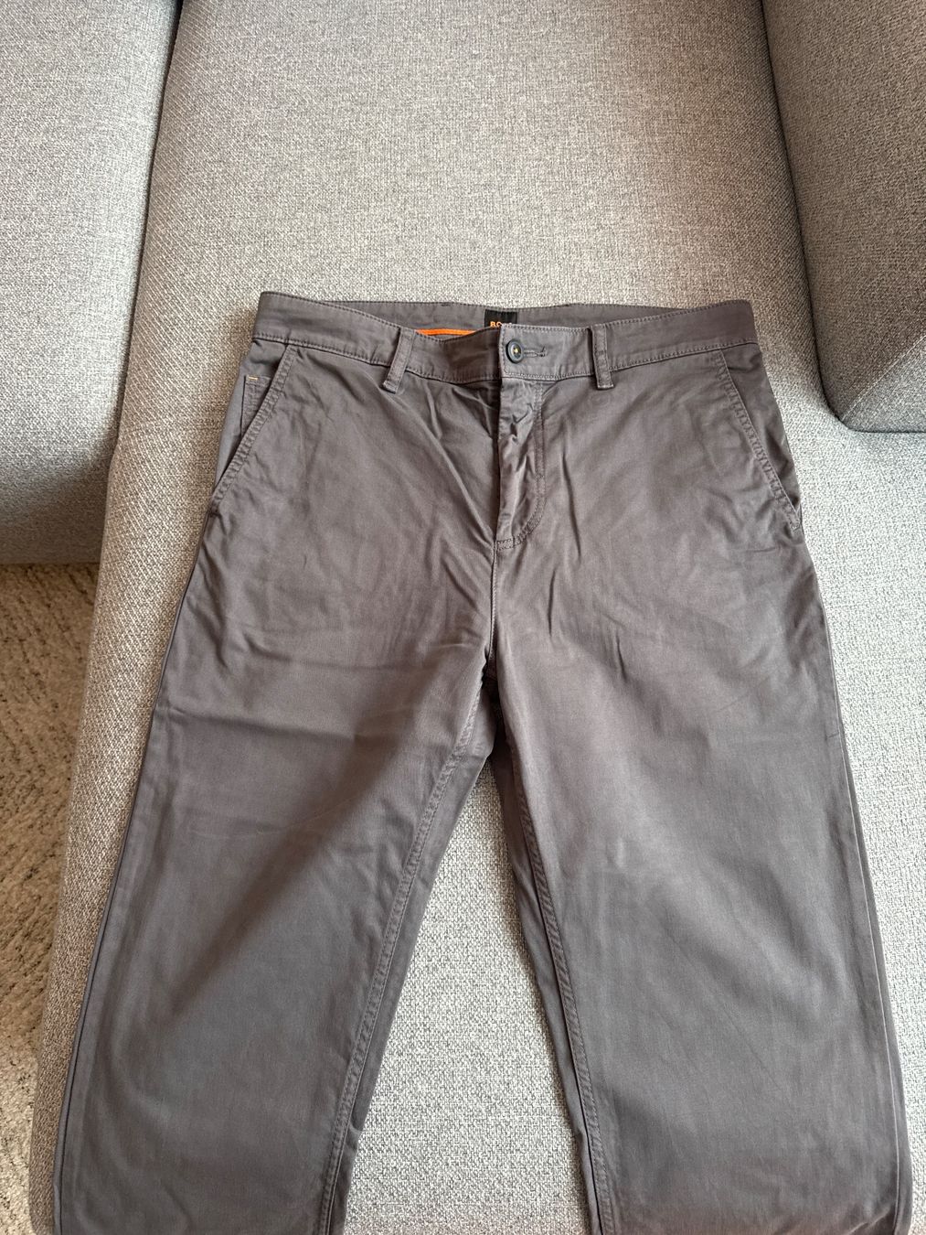 Hosen: Boss Chino Taber Grösse 33/34 – Gebraucht aus Wädenswil von Sneakerio
