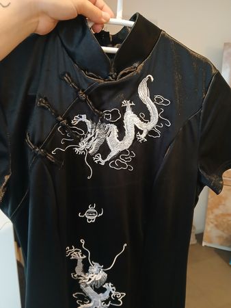 Wunderschönes schwarzes Kleid im Chinastil mit Drachenmuster