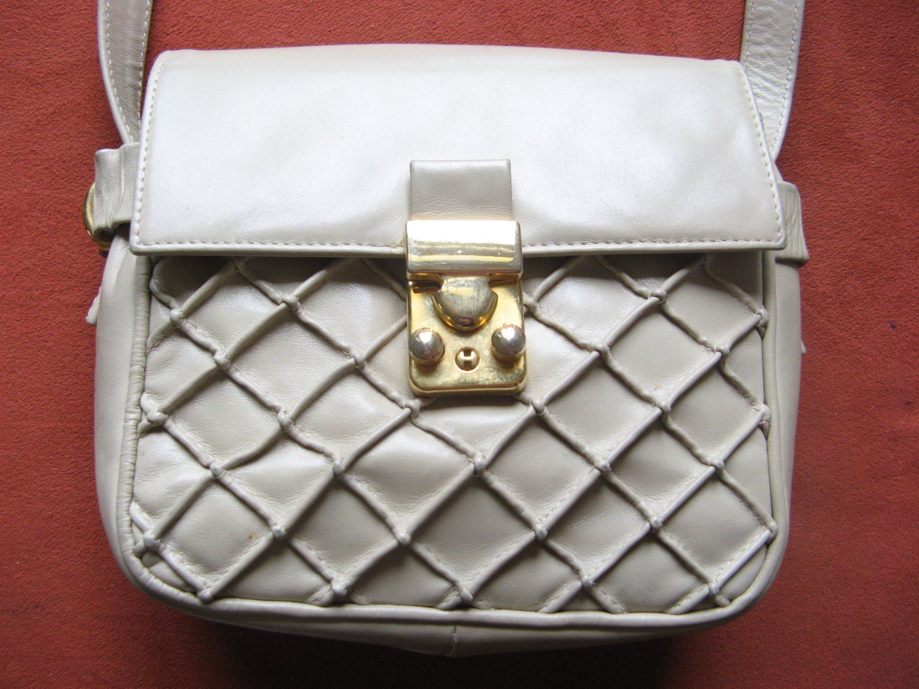 Taschen für Damen: kleine Tasche beige Leder Locher – Gebraucht aus Zürich von apil 5