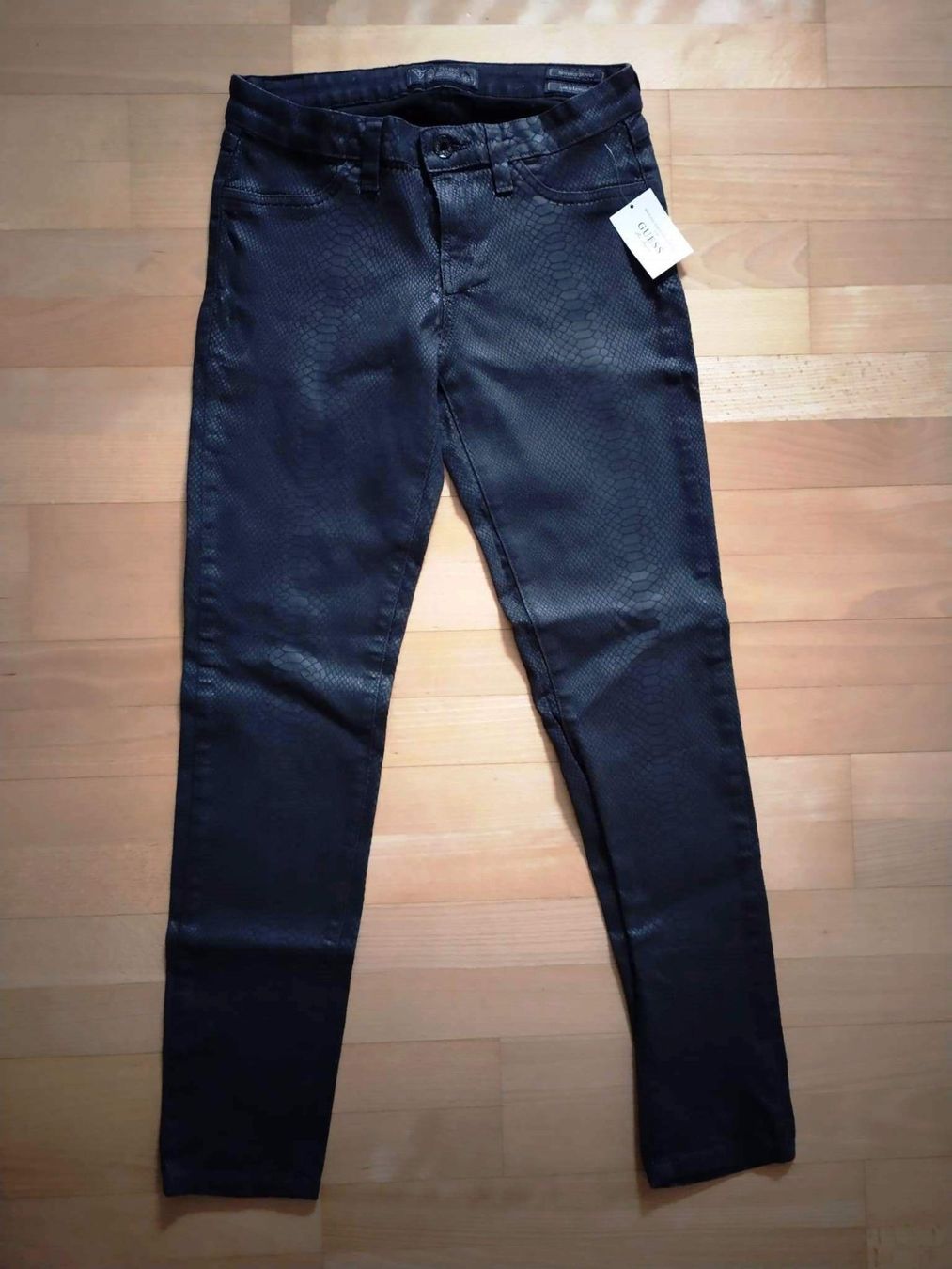 Guess Pantaloni: Neue Guess Hose schwarz Python Design Gr. 28 Inch (S) – Nuovo e nell'imballaggio originale da Zuerich venduto da proactiv