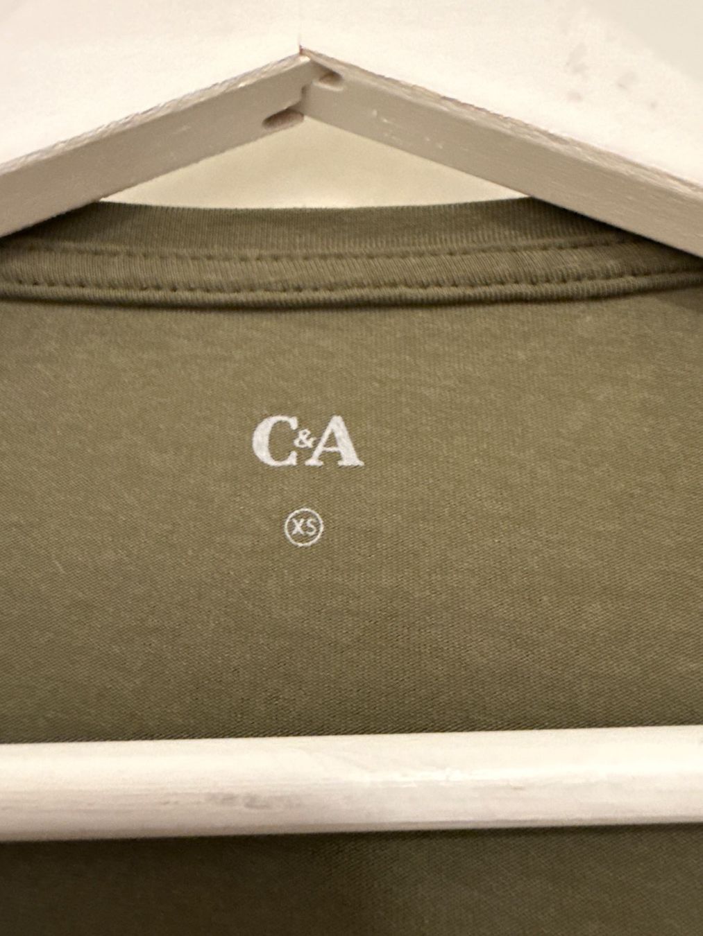 C&A T-Shirts: Basic T-Shirt Olivgrün Gr.XS – Gebraucht aus Schönenwerd von __chiara__ 2