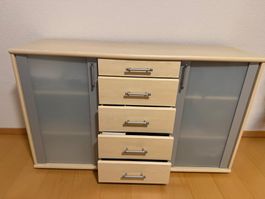 Schönes Sideboard mit 2 Glastüren und 5 Schubladen, Ahorn