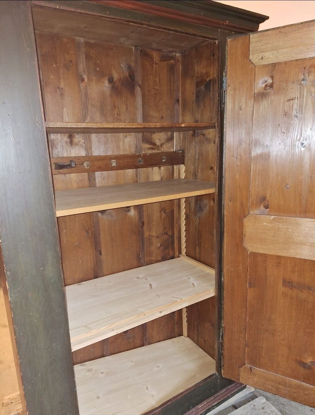 Armadi: Schrank Baujahr 1836 – Usato da Schwarzenegg venduto da musi09 1