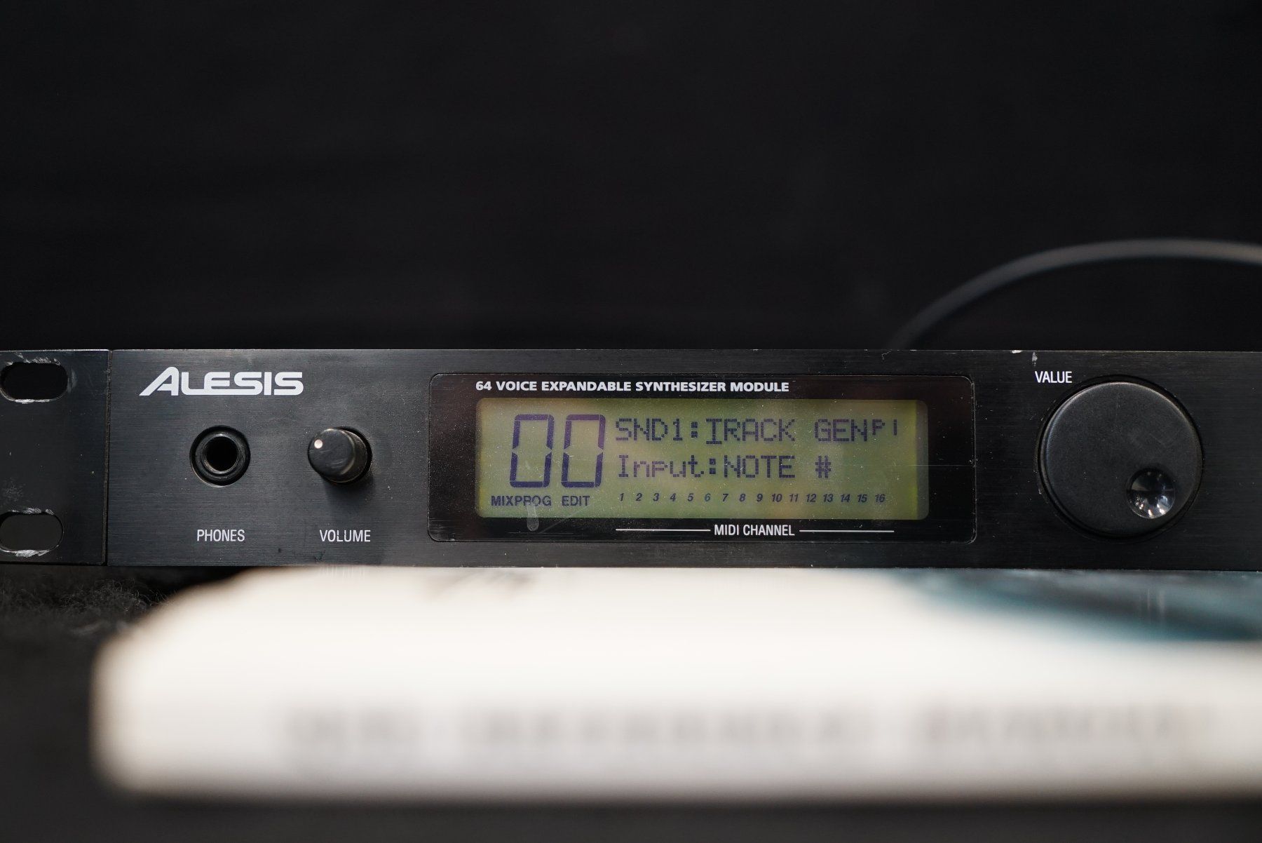 Alesis Strumenti musicali: Alesis QSR 64 Voice Expandable Synthesizer Module Rack Unit – Usato da Ortschwaben venduto da Musictrade 2