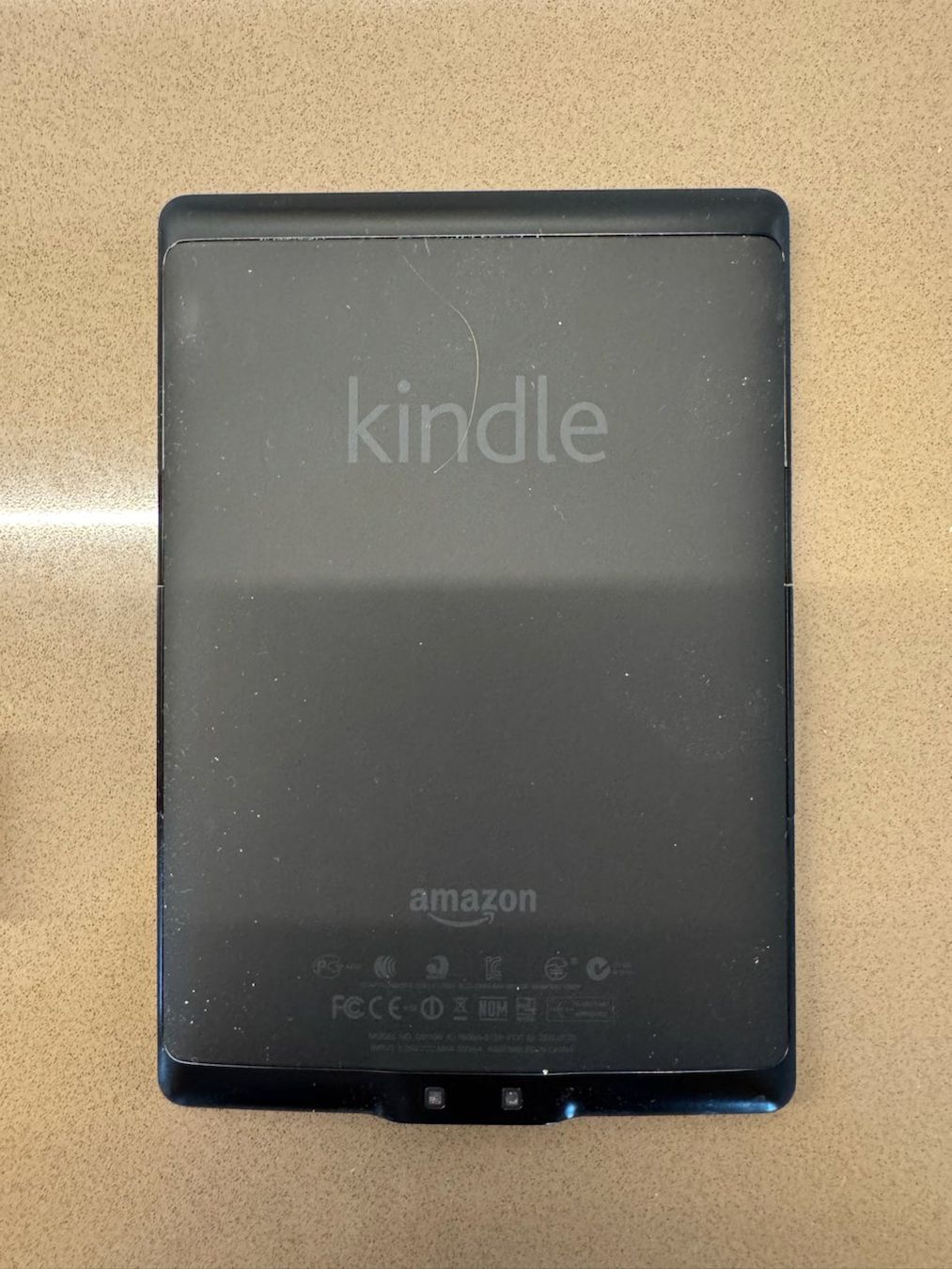 Amazon Tablet PC: Amazon Kindle E-Book-Reader mit violetter Hülle, ungeprüft – Usato da Zürich venduto da Keller110 1