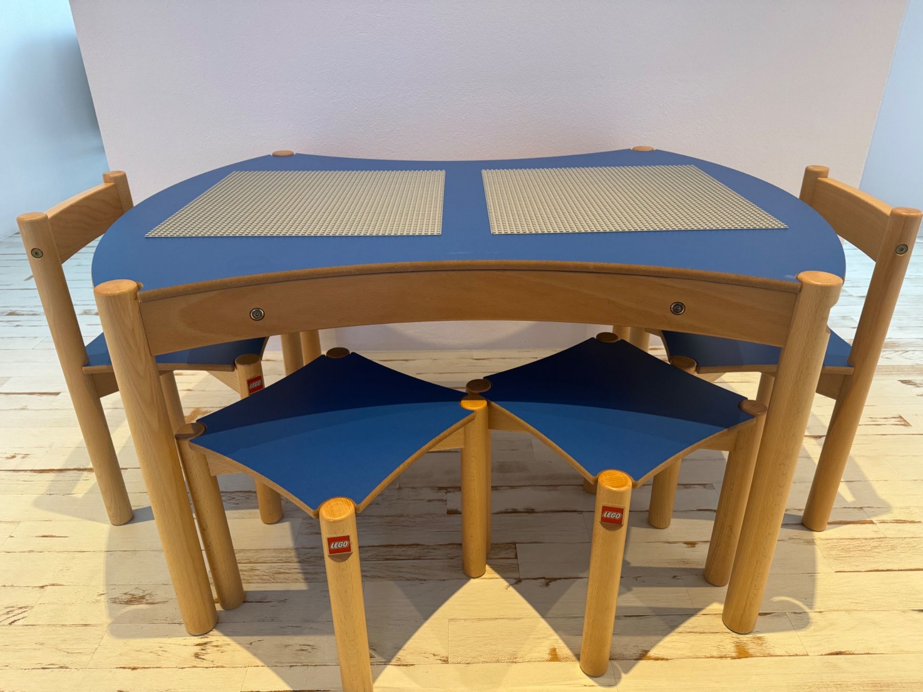 Tische: Lego Spieltisch Original + 2 Stühle + 2 Hocker – Gebraucht aus Solothurn von Manjascha