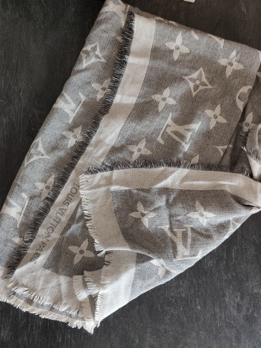 Louis Vuitton Foulards & écharpes: Louis Vuitton Chale cashemire – D'occasion à Martigny par Vintage-23 1