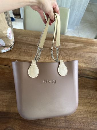 O bag borsa grande taupe con manici catena e pelle usata