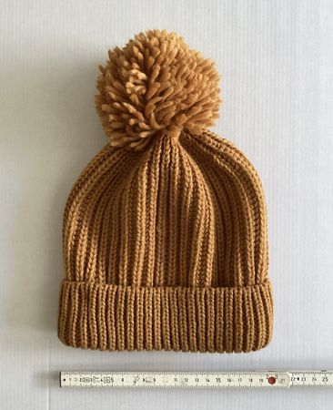 Strickmütze in Senfgelb mit Bommel von Accessorize London