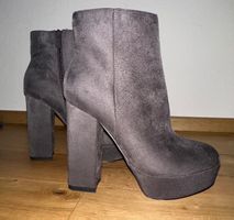 Bottines à talons grises en daim synthétique, taille 38