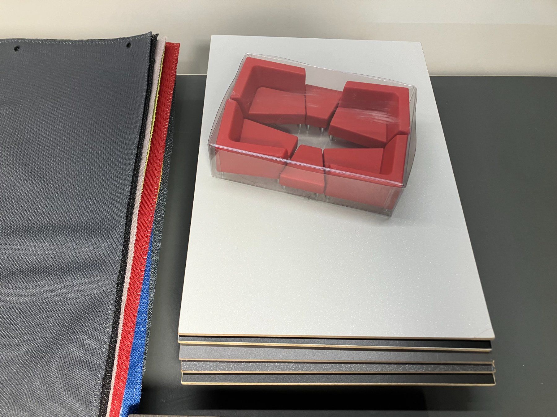 Bastelsets: gr. Posten div. Leder, Textil, Netz u. Oberfl. Muster ab 1.- – Gebraucht aus Lichtensteig von Buy24International 2