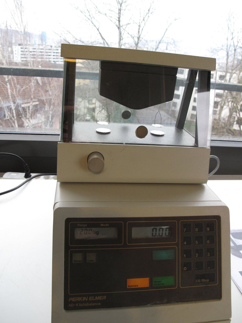 Accessori da laboratorio: Perkin Elmer AD-4 Auto Balance Scale Microwaage – Usato da Zürich venduto da Wyssen2 1