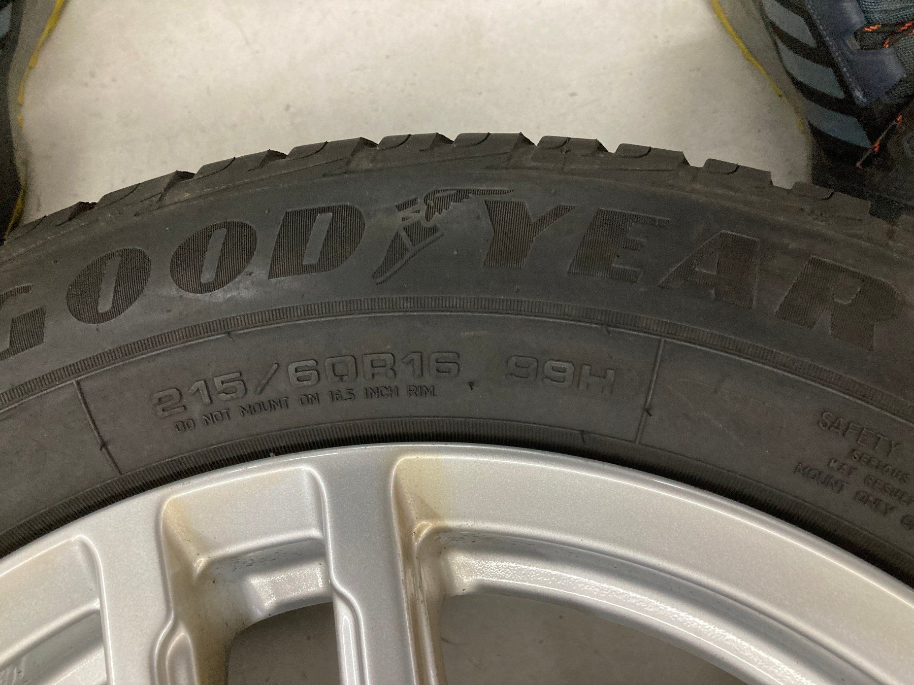 Volvo Pneumatici & Ruote complete: Volvo V60 Winterräder 215/60R16 – Usato da Cham venduto da WB2223 6