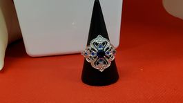Wunderschöner Ring mit blauen und weissen Steinen, neu!