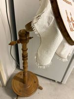 Vintage Stickständer aus Holz mit besticktem Leinentuch